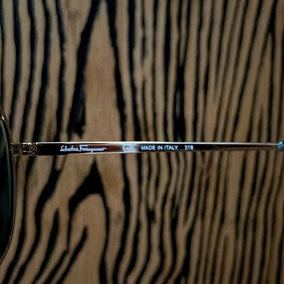 FERRAGAMO Brand new with box & case amazing gray with gold rainbow aviators - Picture 4 of 5